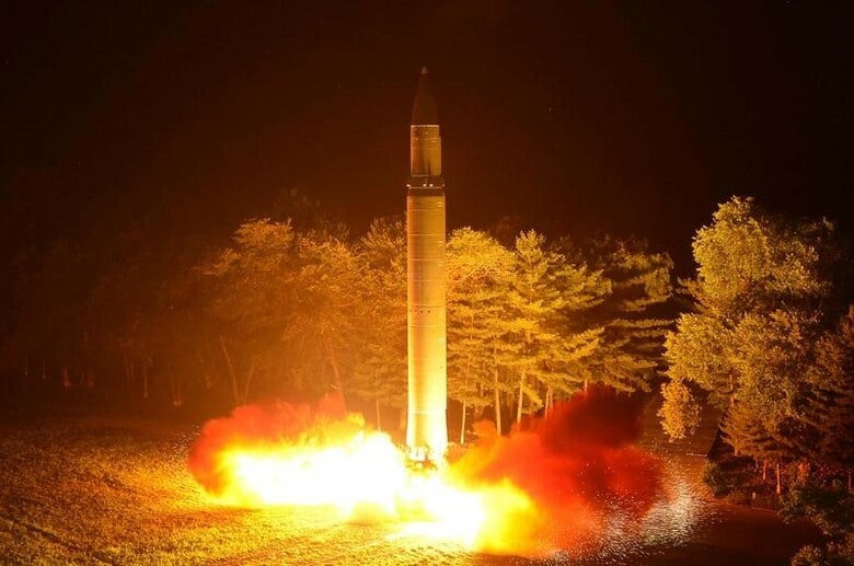 ９月５日、韓国のアジア・ビジネス・デーリーは、匿名の情報筋の話として、北朝鮮が大陸間弾道ミサイル（ＩＣＢＭ）とみられるロケットを西岸に移動していると報じた。写真は７月に北朝鮮が発射したＩＣＢＭ。ＫＣＮＡ提供写真（２０１７年　ロイター）