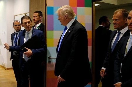 　５月２５日、欧州連合（ＥＵ）と米国は、通商面での協力拡大に向けた交渉開始で合意した。欧州委員会の報道官が明らかにした。写真中央はトゥスクＥＵ大統領、ユンケル欧州委委員長との会談に向かうトランプ米大統領（２０１７年　ロイター/Jonathan Ernst）