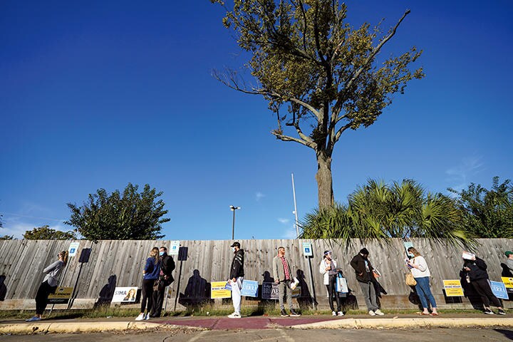 各州の投票所に長蛇の列ができるのは共和党の施策も影響している（テキサス州ヒューストン）　AP/AFLO