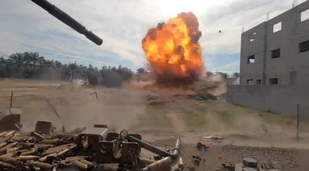 イスラエル軍は８日、パレスチナ自治区ガザに対する攻撃を一段と激化させ、過去２４時間に陸、海、空から４５０カ所の標的を攻撃したと明らかにした。 写真は１２月８日、ガザ地区南部ハンユニスの様子（２０２３年　ロイター／Israel Defense Forces/Handout via REUTERS）