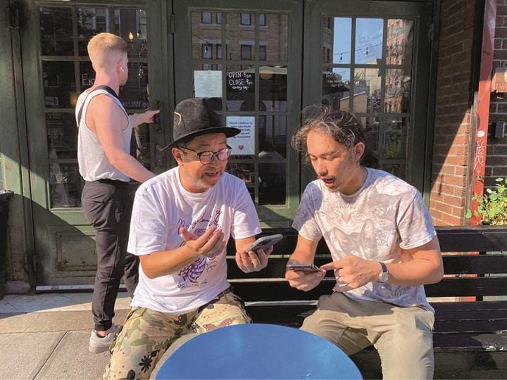 ニューヨークのレストラン前で「ワクチンパスポート」を見せ合う大江（左）SENRI OE