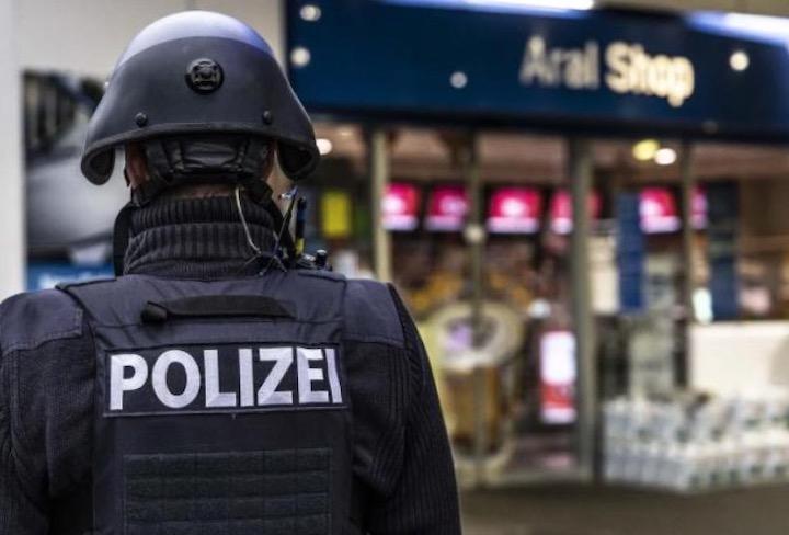 極右の反規制派や陰謀論者たちの暴力的な言説が現実になった　RND-YouTube