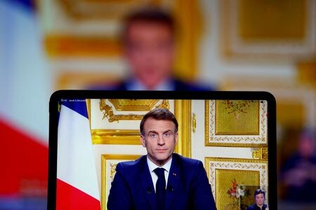 フランスのマクロン大統領は５日、国民に向けて行った演説で、２０２７年５月の任期満了まで大統領職にとどまる意向を改めて表明した。（２０２４年　ロイター/Christian Hartmann）