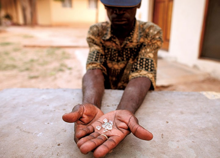 隣国モザンビークでダイヤを違法に取引するジンバブエ人　Goran Tomasevic-REUTERS