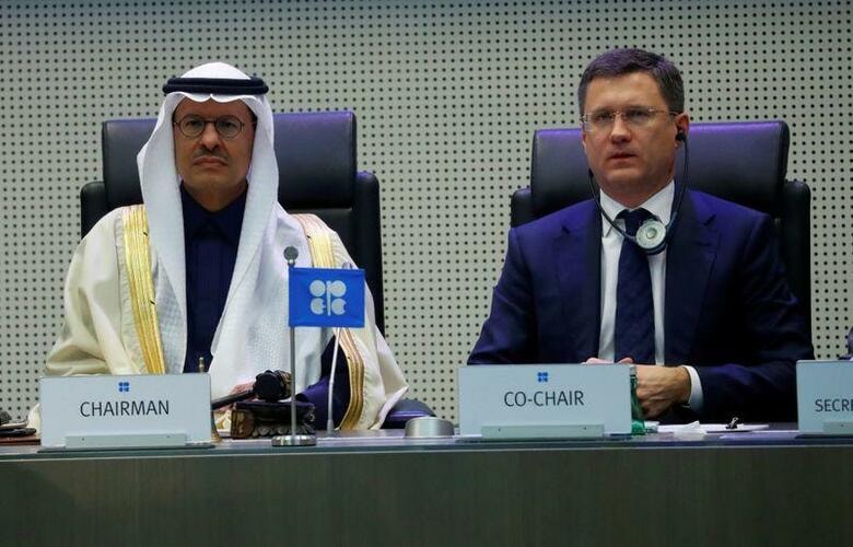 石油輸出国機構（OPEC）とロシアなどの非加盟国で構成する「OPECプラス」は12日、5─6月に日量970万バレルの減産を行うことで最終合意した。写真はアブドラアジズ・エネルギー相手とロシアのノバク・エネルギー相。2019年12月、オーストリアのウィーンで撮影（2020年　ロイター/Leonhard Foeger）
