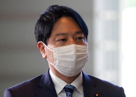 　３月３１日、小倉将信こども政策担当相は、児童手当の所得制限撤廃や支給期間延長などを盛り込んだ、子ども・子育て政策のたたき台を発表した。写真は都内で２０２２年８月撮影（２０２３年　ロイター／Issei Kato）