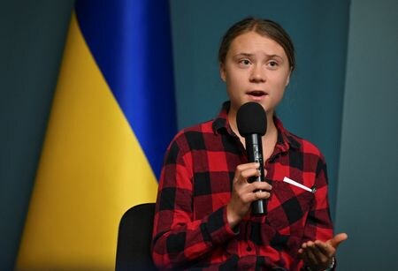 スウェーデンの環境活動家グレタ・トゥンベリさんが２９日、戦争で引き起こされた環境破壊に注意を喚起するためにウクライナの首都キーウ（キエフ）を訪問し、今月６日に決壊したカホフカ水力発電所の巨大ダムに対する世界の対応を批判した。ウクライナで撮影（２０２３年　ロイター/Viacheslav Ratynskyi）
