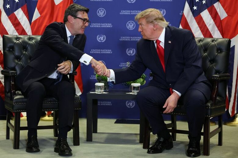 ９月２２日、ニューヨークで開かれている国連総会に合わせて会談するトランプ米大統領とバーナム英首相　REUTERS/Toby Melville