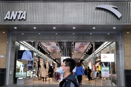 写真は、中国スポーツウエアメーカーの安踏体育用品。2021年3月、北京で撮影。REUTERS/Florence Lo