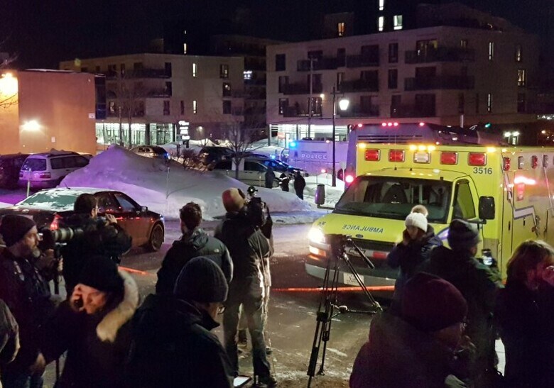１月２９日、カナダのケベック州ケベック市のモスクで、夜の礼拝中に発生した銃撃事件について、同国のトルドー首相は「イスラム教徒に対するテロ攻撃だ」として非難した。写真は事件現場の前に到着した救急車（２０１７年　ロイター/Mathieu Belanger）