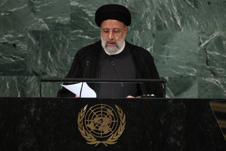 イランのライシ大統領は２２日、２０１５年の核合意を巡り、米国が再び核合意から離脱しないことと、国際原子力機関（ＩＡＥＡ）による調査終了が保証されない限り、核合意を再建する意味はないとの見解を示した。２１日撮影（２０２２年　ロイター/Brendan McDermid）