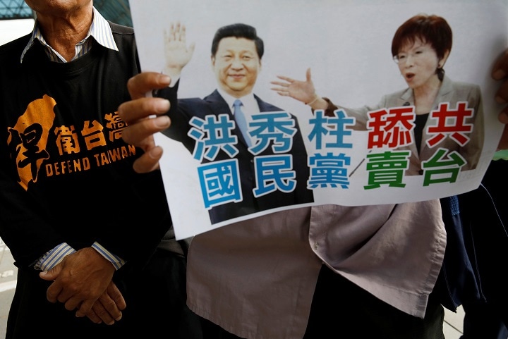 台湾・国民党の洪秀柱主席の親中姿勢に抗議する台湾人　Tyrone Siu-REUTERS