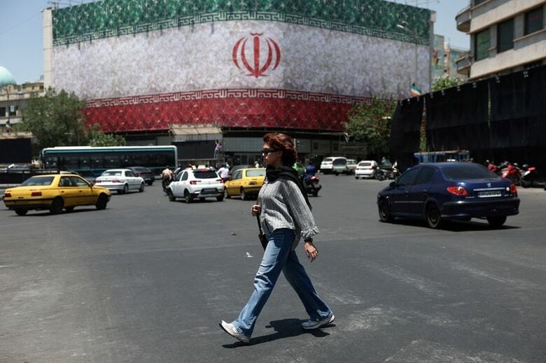 写真はイランのテヘランの路上を歩く女性。6月14日、イランのテヘランで撮影。WANA提供。REUTERS
