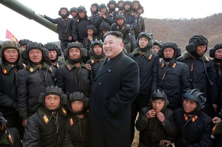 　４月５日、韓国軍は、北朝鮮が同日、弾道ミサイルを東岸から海に向けて発射したと発表した。写真は北朝鮮の最高指導者、金正恩・朝鮮労働党委員長。提供写真（２０１７年　ロイター/KCNA/via REUTERS）