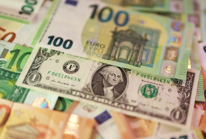 米ドルとユーロの紙幣。３月撮影。REUTERS/Dado Ruvic