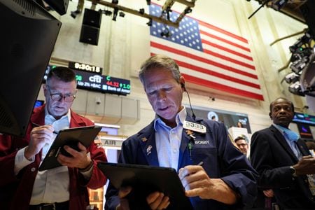 米国株式市場は続落して取引を終えた。１０月１７日、ニューヨーク証券取引所で撮影（２０２２年　ロイター/Brendan McDermid）