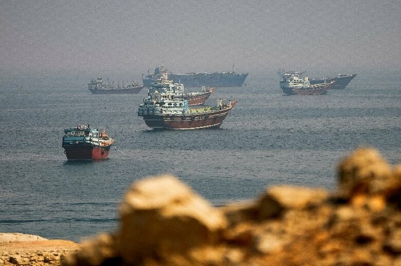 写真はホルムズ海峡付近の船舶。8月31日、オマーンのムサンダムから撮影。REUTERS