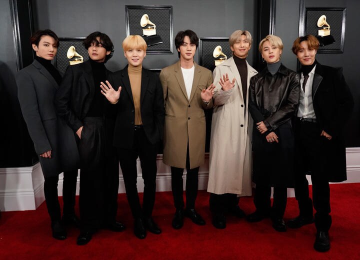 BTSは言葉や文化の壁を越えて楽観主義の好循環を生み出している（左からJUNG KOOK、V、SUGA、JIN、RM、JIMIN、J-HOPE）　MIKE BLAKE-REUTERS