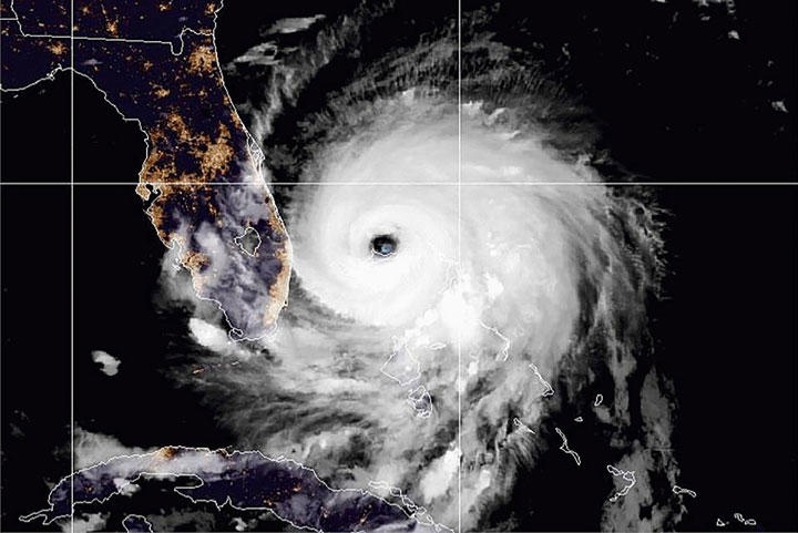 バハマ上空にあるハリケーン・ドリアンの目　NWS/REUTERS