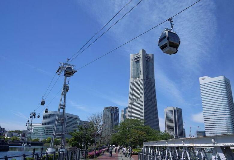 任期満了に伴う横浜市長選が22日行われ、NHKや共同通信などによると、横浜市立大元教授の山中竹春氏（立憲民主党が推薦）が当選を確実にした。新型コロナウイルス対策が最大の争点となったこの選挙で、菅義偉首相が支援した元衆院議員・小此木八郎氏は十分な支持を集めることができなかった。写真は横浜市のみなとみらい地区。4月22日撮影（2021年　時事通信）