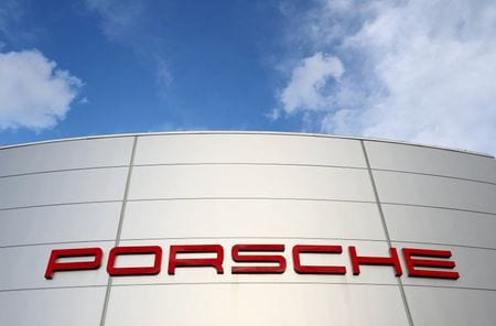 　７月４日、ドイツの電池メーカー、ファルタは大型リチウムイオン電池事業「Ｖ４ドライブ」を巡り、同国高級スポーツカーメーカーのポルシェと出資の可能性について交渉を進めていると発表した。２０２３年３月撮影（２０２４年　ロイター/Yves Herman）