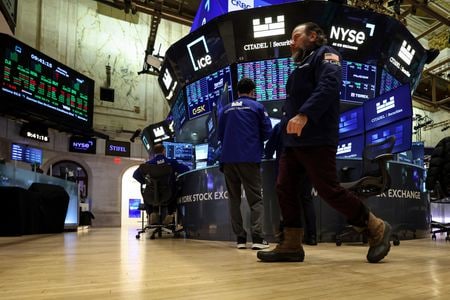 米ニューヨーク証券取引所（ＮＹＳＥ）のフロアで２６日撮影。  REUTERS/Brendan McDermid