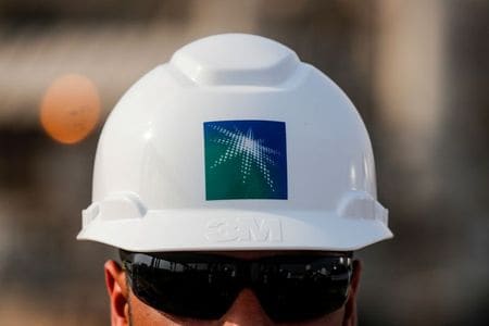 サウジアラビア国営石油会社サウジアラムコの新規株式公開（ＩＰＯ）価格が１株当たり３２リヤル（８．５３ドル）と仮条件の上限に設定されたと、事情に詳しい関係者が明らかにした。アブカイクで１０月撮影（２０１９年　ロイター/Maxim Shemetov）