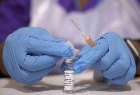 英アストラゼネカ製の新型コロナウイルスワクチンを巡り、英国が７日、使用を制限する一方、ドイツは希望者全員への接種を認めるなど対応が分かれた。写真は３月２８日、ロンドンで撮影（２０２１年　ロイター／Henry Nicholls）