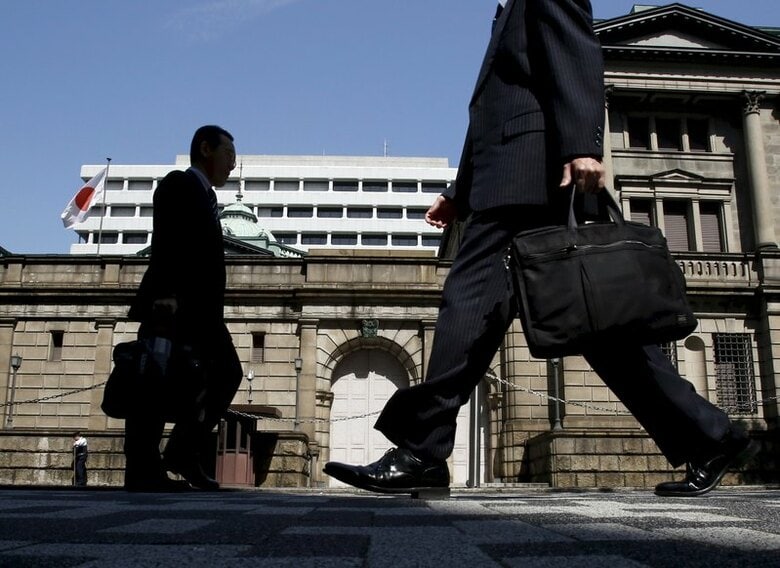 ４月２８日、日銀は金融政策決定会合で、物価が目標とする２％に達する時期を先送りする一方、現行のマイナス金利付き量的・質的金融緩和（マイナス金利付きＱＱＥ）の据え置きを決めた。写真は日銀本店の前を歩く人々。３月に撮影（２０１６年　ロイター/Yuya Shino）