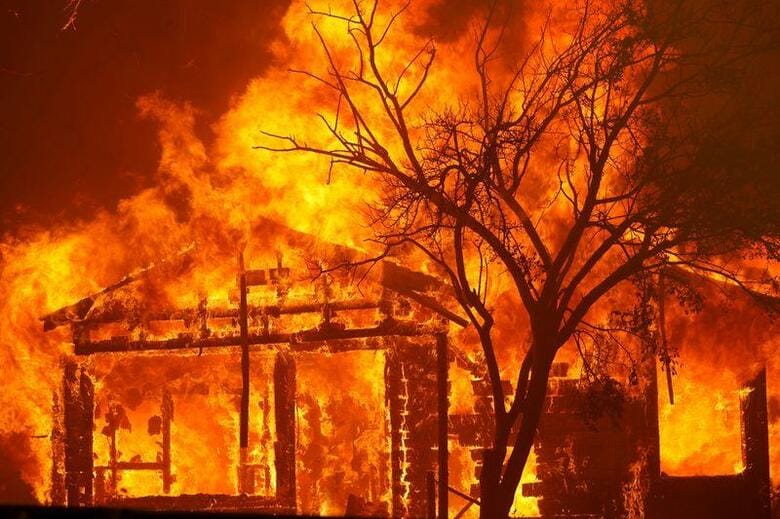 米カリフォルニア州で２０日、落雷が発端となった山火事が急速に拡大し、サンフランシスコのベイエリアで多くの住民が避難を余儀なくされた。同州バカビルで１９日撮影（２０２０年　ロイター/STEPHEN LAM）