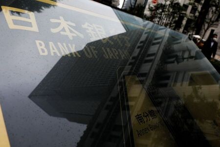 　加藤勝信官房長官は９日午前の記者会見で、中央銀行デジタル通貨（ＣＢＤＣ）に対する菅政権のスタンスについて「現時点で具体的に発行する計画を持っているわけではないが、デジタル化を含めた時代の流れの中で、ＣＢＤＣも当然検討すべき事項だと考えている」と述べた。写真は日銀のサイン。都内の日銀本部で５月撮影（２０２０年　ロイター/Kim Kyung-Hoon）