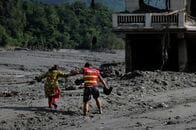 ネパール、洪水不明者の捜索で外国の救助隊受け入れず