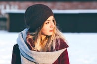 「これは天才的」フード付きコートを「4倍暖かく」着る方法を発見した女性がSNSで話題に「何でやらないの？」
