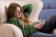 ガラケー、MP3、フィルムカメラまで...平成に回帰する若者たちが「スマホ断ち」で取り戻すもの