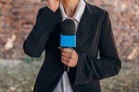 TVリポーターに突然の異変──目はうつろ、ふらつく　ネット上に溢れる「ワクチンのせいだ」の声