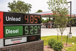 待望のガソリン値下げも、家計の苦しさが変わらないわけ