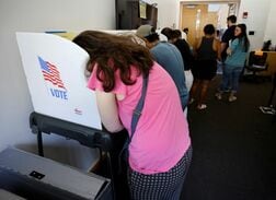 米有権者、経済運営で民主を支持　10年ぶりに共和上回る＝調査