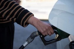トランプ政権、ガソリン高抑え込みに奔走　中間選挙意識