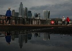 英財務相、最低賃金3.9％引き上げ表明へと英紙　28日に予算案