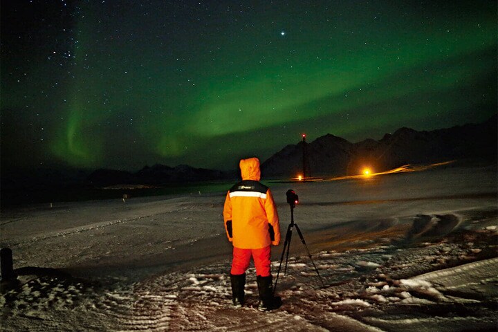 黄河基地の付近でオーロラを撮影する中国人研究者