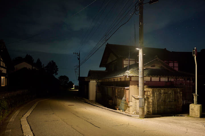 上方への光の漏れを抑制する照明