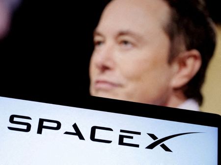 写真はイーロン・マスク氏とスペースＸのロゴ。２０２２年１２月撮影。REUTERS/Dado Ruvic