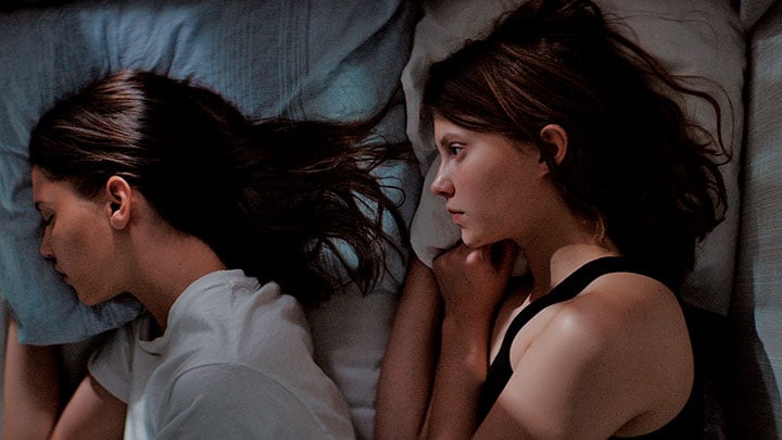 大学に進学したテルマ（右）は同級生アンニャに引かれていくが　(c)PAALAUDESTAD/MOTLYS