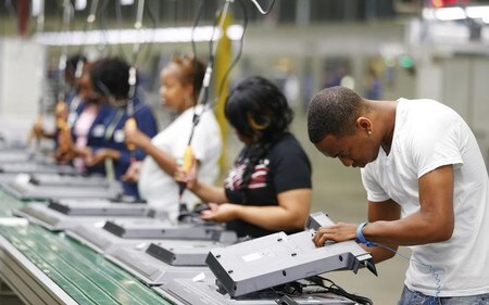 　３月９日、２月米雇用統計は、非農業就業者が３１万３０００人増と、１年７カ月ぶりの大幅増となった。写真はサウスカロライナ州のテレビ組立作業所で、２０１４年５月撮影（２０１８年　ロイター/Chris Keane/File Photo）