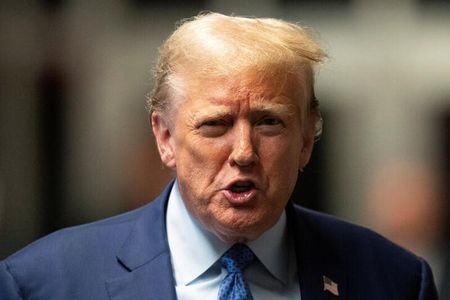 トランプ前米大統領が不倫の口止め料を不正に処理したとして罪に問われている裁判で９日、不倫相手だったとされるポルノ女優のストーミー・ダニエルズさんが再び出廷し、性行為に関する証言に矛盾があるとするトランプ氏の弁護団に対し捏造を否定した。写真は、２０２４年５月９日にＮＹ市のマンハッタン刑事裁判所に出廷する際のトランプ氏。（２０２４年　ロイター／Steven Hirsch/Pool via REUTERS）
