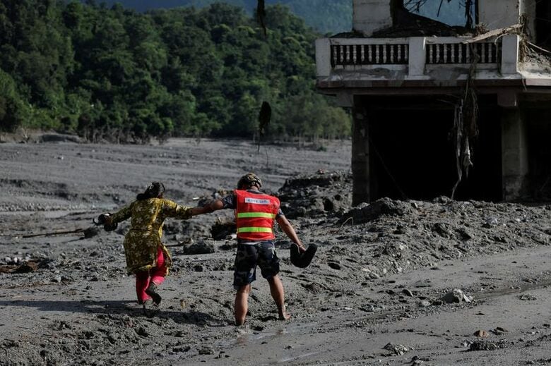 写真は土砂崩れが起きた場所での救助活動。8月28日、ネパールのトリスリで撮影。REUTERS/Navesh Chitrakar