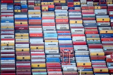 　１０月９日、ドイツ連邦統計庁が発表した８月の貿易統計によると、輸出は米国向けが好調で前月比１．３％増加した。写真は、ドイツ・ハンブルグ港のターミナルのコンテナ。２０１９年１１月撮影（２０２４年　ロイター/Fabian Bimmer）