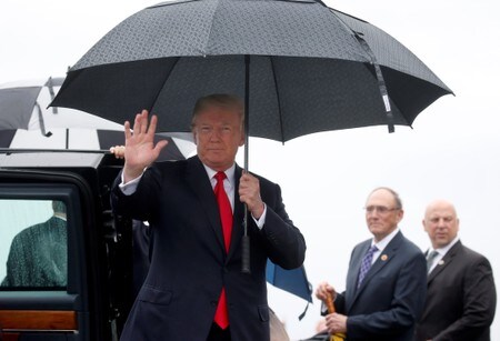 　５月２９日、トランプ米大統領は、メキシコが不法移民の米国への流れを阻止するための協力をしていないと批判し、同国が国境沿いの壁建設の費用を負担するとの公約をあらためて強調した。ナッシュビル国際空港に到着して手を振る同大統領（２０１８年　ロイター／Leah Millis）