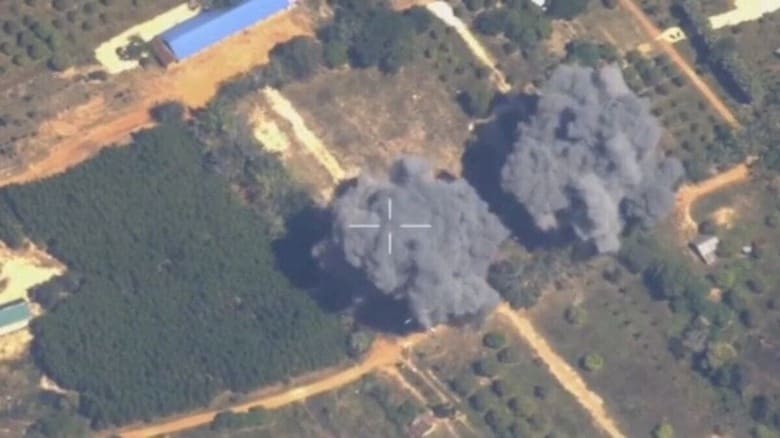 写真はタイとカンボジアの国境地帯付近で空爆の後、煙が上がる様子。１２月１５日に撮影されたとみられるタイ軍提供の映像から。REUTERS