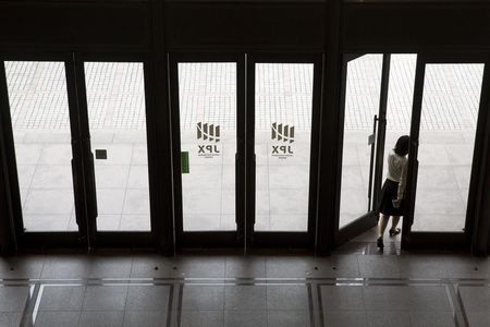 　１月１２日、東京株式市場で日経平均は６日続落。下げ幅は一時５００円超となり、終値は昨年９月２９日以来、約３カ月ぶりの安値を付けた。都内で昨年６月撮影（２０１６年　ロイター/Thomas Peter）
